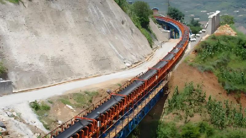 長(zhǎng)距離帶式輸送機(jī)